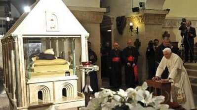Pope at the Tomb 1
